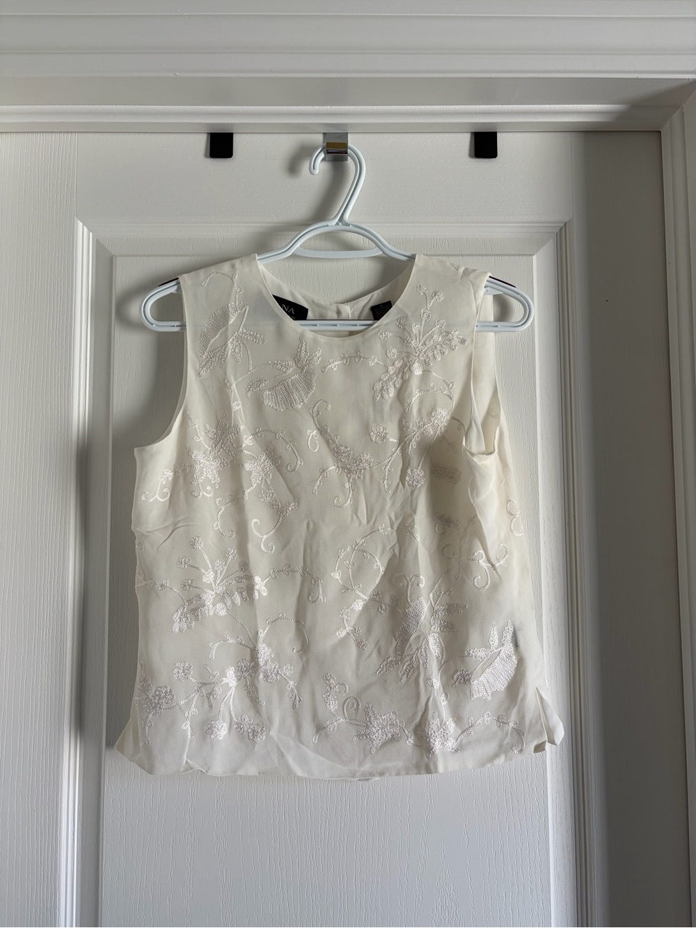 Dana Buchman Cream Embroidered Sleeveless Blouse